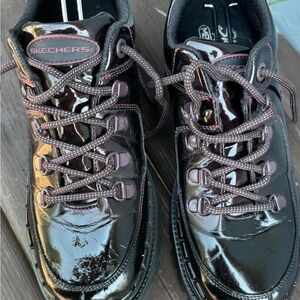 Black & pink Skechers lace-up shoes with a retro vibe #retroshoes W9